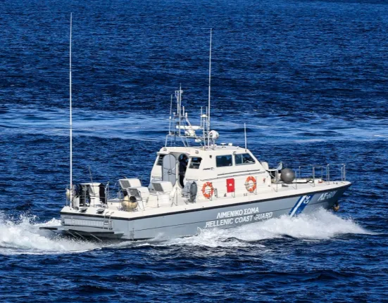 ΙΧ έπεσε στο λιμάνι στα Νέα Στύρα Ευβοίας – Σώοι οι τέσσερις επιβάτες έπειτα από επέμβαση λιμενικού