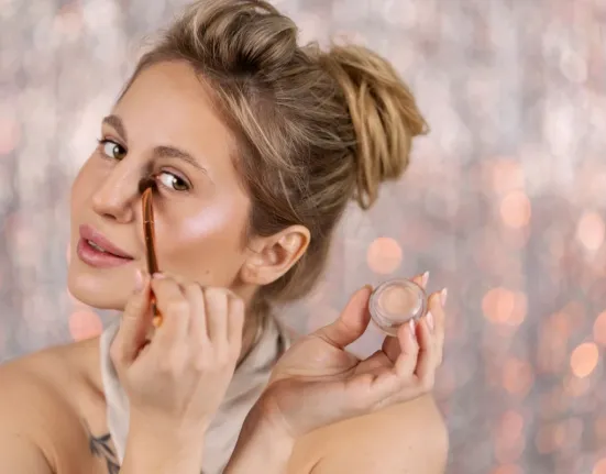 Το μυστικό για μακιγιάζ που δεν «σπάει»: Γιατί η ενυδάτωση είναι το Α και το Ω για το ρεβεγιόν