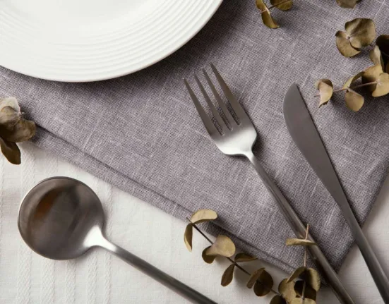 Πώς να επαναφέρεις τη λάμψη στα ασημικά και τα μπρούτζινα εύκολα και φυσικά