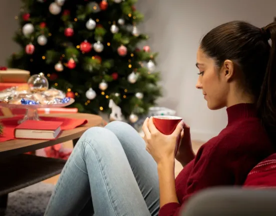 Δεν νιώθεις γιορτινά; Πώς να αντιμετωπίσεις τη μελαγχολία των Χριστουγέννων
