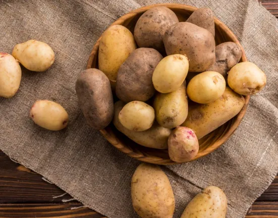 Γιατί πρέπει να πλένεις πάντα τις πατάτες ακόμη κι αν τις ξεφλουδίζεις