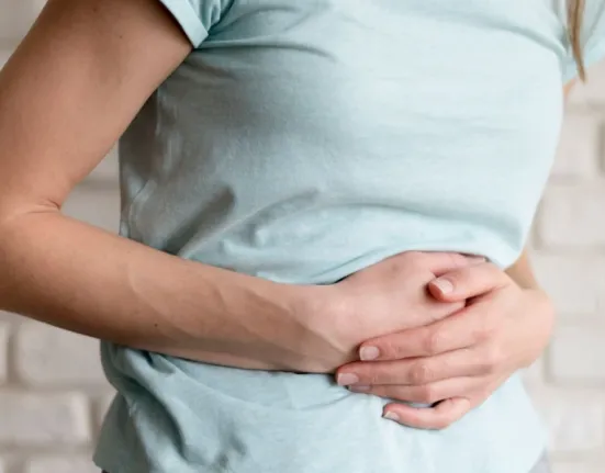 Καούρα μετά το φαγητό; Πώς να την καταπολεμήσεις άμεσα με απλούς τρόπους