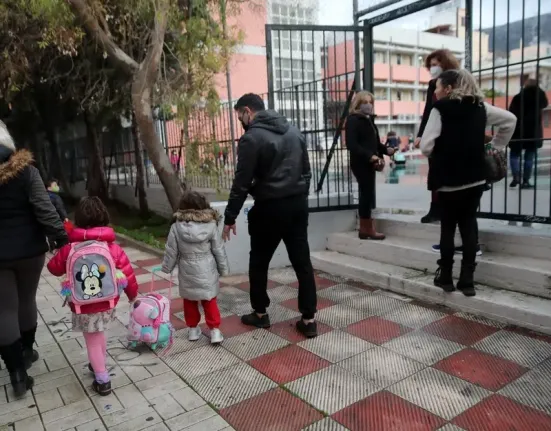 Διακοπές Χριστουγέννων: Πότε κλείνουν τα σχολεία για το 2025 και πότε επιστρέφουν οι μαθητές