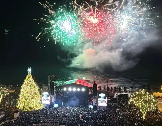 Θεσσαλονίκη: Χιλιάδες πολίτες στην Αριστοτέλους για το άναμμα του χριστουγεννιάτικου δέντρου παρά τη βροχή