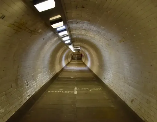 Η πιο στοιχειωμένη υπόγεια σήραγγα του Λονδίνου: Το ζευγάρι που περπατά χέρι–χέρι και εξαφανίζεται