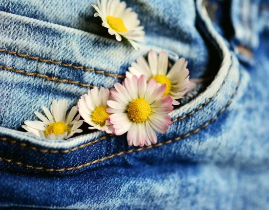 Λεκές από λάδι στο τζιν; Τα 3 απλά tips που τον εξαφανίζουν