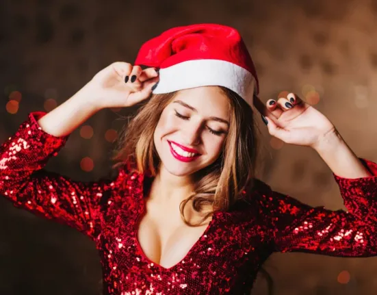 Πώς να κάνεις το καθημερινό σου μακιγιάζ λίγο πιο γιορτινό για τα Χριστούγεννα