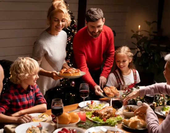 Οικογενειακά τραπέζια χωρίς δράματα: Πώς να απαντάς έξυπνα στις αδιάκριτες ερωτήσεις