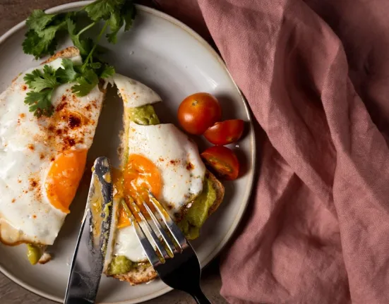 Τι συμβαίνει στο σώμα σας αν τρώτε 2 αυγά κάθε μέρα: Τα οφέλη στην υγεία και η μεγάλη αλήθεια για τη χοληστερίνη