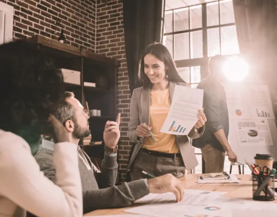 Μήπως το λες κι εσύ; 8 φράσεις που δείχνουν ότι ζεις σε «γυάλα» και αγνοείς την πραγματικότητα