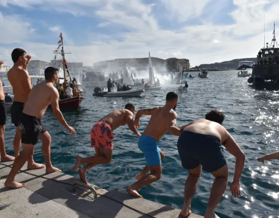 Θεοφάνεια 2026: Με λαμπρότητα ο Αγιασμός των Υδάτων – Το μήνυμα Τασούλα και οι εορτασμοί σε Πειραιά, Αθήνα και Θεσσαλονίκη