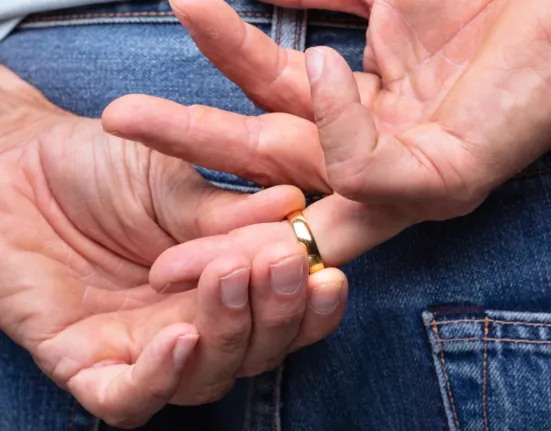 TikTok: Ανακάλυψε την απιστία του συζύγου της 2 μέρες μετά την 20ή επέτειό τους