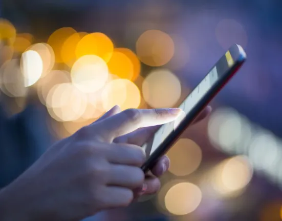 «Are You Dead?»: Η δυστοπική εφαρμογή που σαρώνει στην Κίνα – Τσεκάρει αν οι νέοι που μένουν μόνοι είναι... ζωντανοί