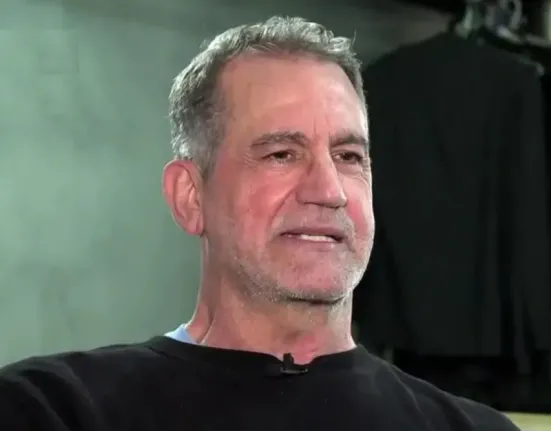 Χρήστος Μάντακας: «Ξύπνησα και δεν μπορούσαν να περπατήσω» – Η συγκλονιστική εξομολόγηση για το αυτοάνοσο