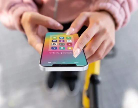 Το κινητό σας κολλάει; 4 πράγματα που πρέπει να διαγράψετε απόψε για να πετάει ξανά