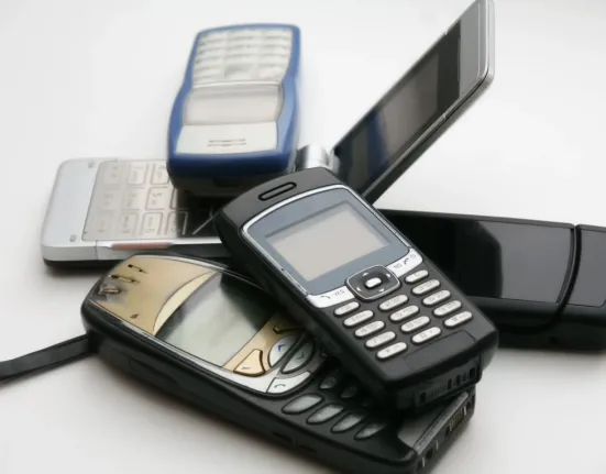 Αντίο smartphone: Η μεγάλη επιστροφή των «dumb phones» - Γιατί χιλιάδες χρήστες πετούν τα iPhone και γυρίζουν στο Nokia 3310