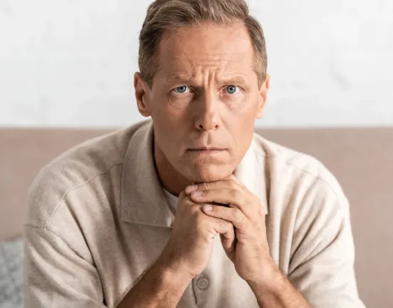 Ξεχνάτε ονόματα ή γιατί μπήκατε σε ένα δωμάτιο; Οι 5 ασκήσεις και οι τροφές που «σώζουν» τη μνήμη – Τι λέει νευρολόγος