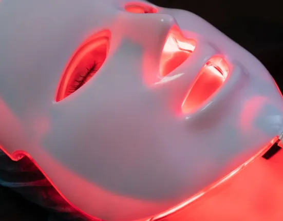 Φωτοθεραπεία Προσώπου: Η «μαγεία» του LED φωτός – Πώς λειτουργεί και ποιο χρώμα να επιλέξετε