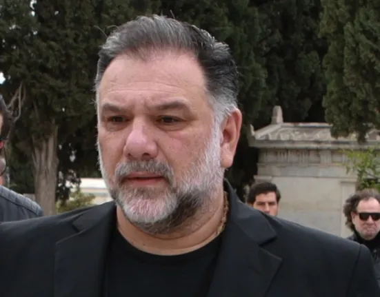 Γρηγόρης Αρναούτογλου: «Ραγίζει καρδιές» το αντίο στη μητέρα του – «Συγχώρα με για όσα δεν κατάφερα»