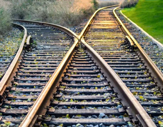 Χάος στην Ιερά Οδό: Αμερικανός μπασκετμπολίστας πάρκαρε μεθυσμένος στις γραμμές του τρένου – Το απίστευτο σκηνικό που διέκοψε τα δρομολόγια