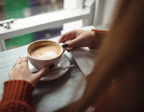 Πίνετε καφέ αμέσως μόλις ξυπνάτε; Δείτε γιατί οι ειδικοί προειδοποιούν να περιμένετε τουλάχιστον 90 λεπτά