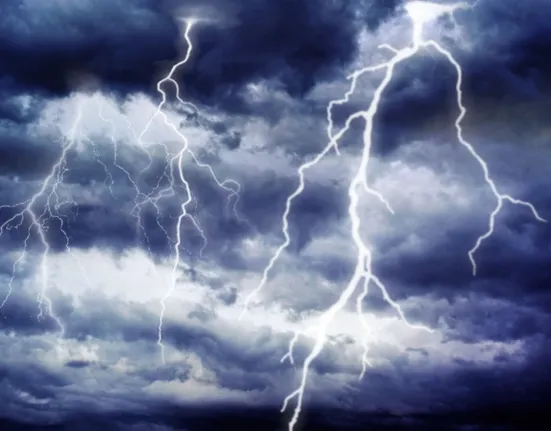 Καιρός: Πάνω από 43.000 κεραυνοί «τρύπησαν» τον ουρανό τη Δευτέρα – Ποιες περιοχές «βούλιαξαν» με 154 χιλιοστά βροχής