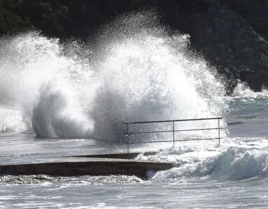 Συναγερμός από την ΕΜΥ: Έρχονται θύελλες 10 μποφόρ την Τρίτη – Ριπές ανέμου έως 120 χλμ/ώρα και χιόνια στην Αττική
