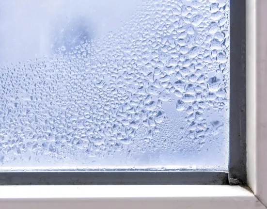 Το «κόλπο της κάλτσας» στα παράθυρα: Πώς ένα απλό αντικείμενο εξαφανίζει την υγρασία από τα τζάμια σε μια νύχτα