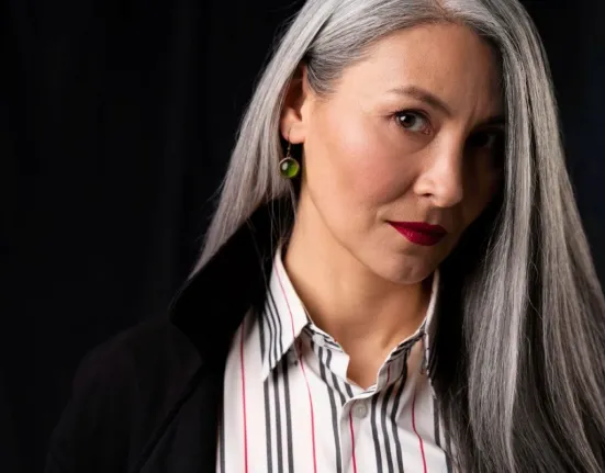 Λευκά μαλλιά: Το θαυματουργό σπιτικό έλαιο που καθυστερεί την εμφάνισή τους – Πώς θα φρενάρετε το γκριζάρισμα φυσικά