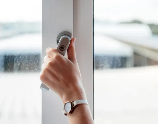 Γιατί πρέπει να ανοίγετε τα παράθυρα ακόμα και με παγωνιά: Το μυστικό των 5 λεπτών που θωρακίζει την υγεία σας