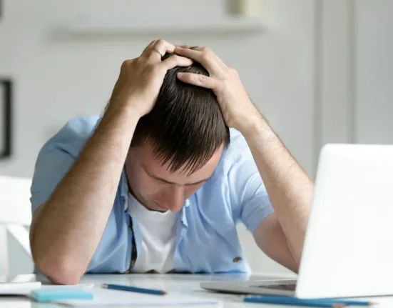 Η μέθοδος των 5 λεπτών που παγώνει το άγχος: Τι είναι το κόλπο 5-4-3-2-1 που συνιστούν οι ψυχολόγοι