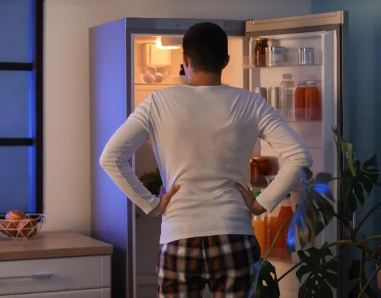 Νυχτερινές λιγούρες: Γιατί δεν φταίει η αυτοπειθαρχία σου – Η αλήθεια πίσω από την υπερφαγία το βράδυ