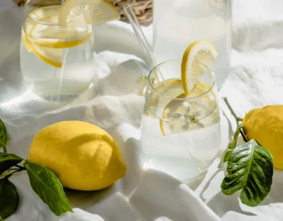 Τι συμβαίνει στο σώμα σας αν πίνετε ένα ποτήρι χλιαρό νερό με λεμόνι κάθε πρωί: Τα 5 οφέλη που δεν φαντάζεστε