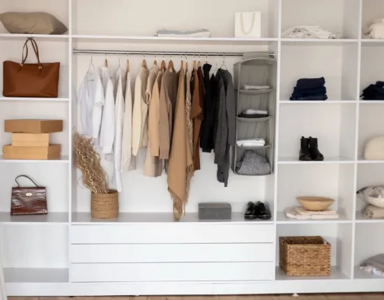 Πώς να οργανώσετε τη ντουλάπα σας σε 15 λεπτά: Το κόλπο των 3 στοιβών που θα σας λύσει τα χέρια και θα εξαφανίσει το χάος