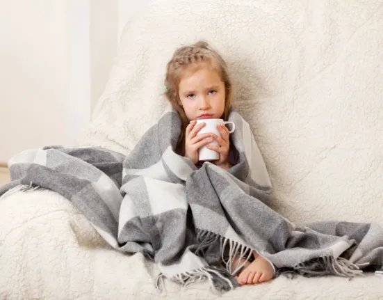 Ιανουάριος των ιώσεων: Πώς θα προστατέψετε τα παιδιά στο σχολείο – Τα απλά μέτρα που «κόβουν» τη μετάδοση