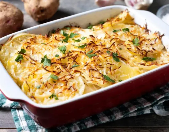 Η απόλυτη συνταγή για το Σάββατο: Πατάτες ογκρατέν με 3 τυριά που λιώνουν – Το μυστικό για να μην βγουν 'νερουλέ'