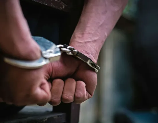 Πάτρα: Οκτώ άτομα ξυλοκόπησαν 19χρονους για μια μπλούζα με την ελληνική σημαία – Μία σύλληψη