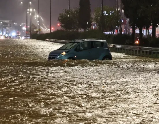 Σοκ στη Γλυφάδα: Η Λεωφόρος Βουλιαγμένης έγινε ποτάμι – Παρασύρθηκαν αυτοκίνητα, εγκλωβίστηκαν λεωφορεία