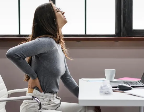 Πόνος στη μέση: Γιατί υποφέρετε και οι 5 τρόποι να βάλετε «φρένο» πριν γίνει χρόνια πάθηση