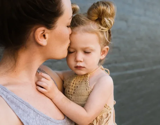 Πώς να μιλήσετε στα παιδιά για τον θάνατο: Οδηγός για γονείς μετά τις τραγωδίες σε Τρίκαλα και Ρουμανία