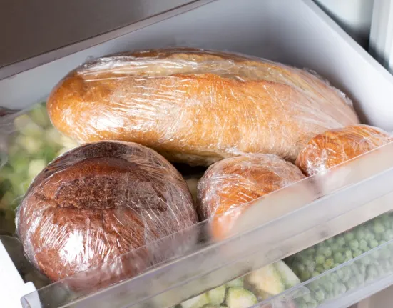 Το μυστικό της κατάψυξης: Πώς το ψωμί μετατρέπεται σε «υπερτροφή» για το έντερο – Η μέθοδος που ρίχνει το σάκχαρο