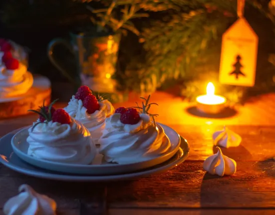 Πρωτοχρονιάτικο τραπέζι: Η «δηλητηριώδης» φράση που δεν πρέπει να πείτε (και να ακούσετε) σήμερα