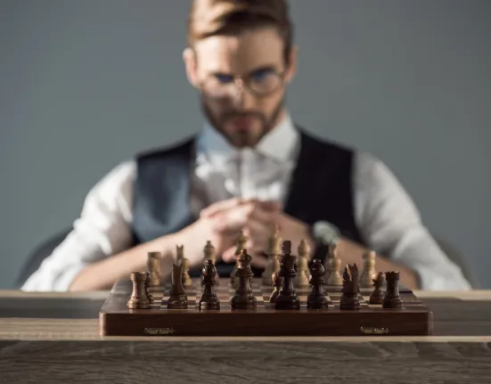 Οι «ήσυχα έξυπνοι»: Τα 5 χαρακτηριστικά των ανθρώπων που δεν προβάλλουν την ευφυΐα τους