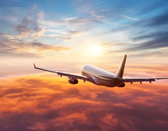 Πέθανε στον ώμο της μητέρας της κατά τη διάρκεια πτήσης – Σοκάρει η αιτία