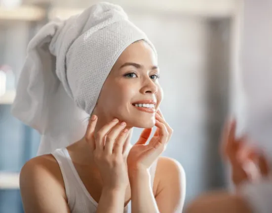 «Σταμάτησα να πλένω το πρόσωπό μου το πρωί για 6 μήνες»: Το πείραμα που δίχασε τους δερματολόγους