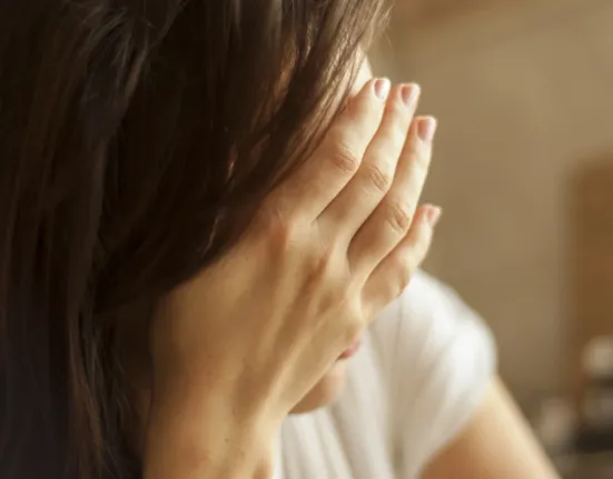 «Social Battery»: Γιατί νιώθεις εξαντλημένος μετά από μια βόλτα ενώ πέρασες καλά;