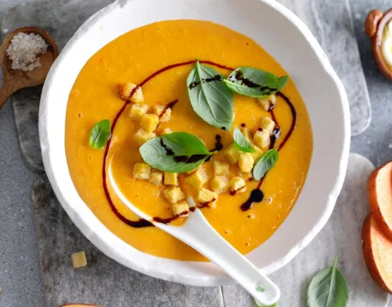 Η απόλυτη σούπα για το κρύο: Βελουτέ λαχανικών με 4 υλικά που έχετε ήδη στην κουζίνα σας