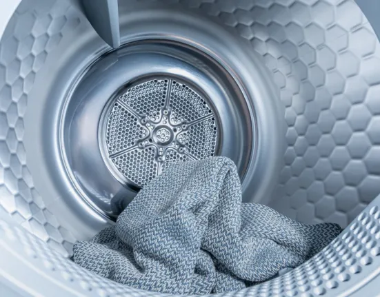 Στεγνωτήριο: Το απλό κόλπο με μια πετσέτα που σώζει τα ρούχα σας από τη φθορά