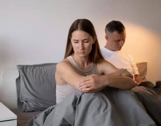 5 σημάδια που δείχνουν ότι η σχέση σας έχει βαλτώσει – Πώς να επαναφέρετε τη σπίθα μέσα σε ένα Σαββατοκύριακο