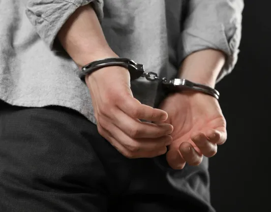  Παλαιό Φάληρο: Ο πασίγνωστος επιχειρηματίας που έπεσε στα χέρια της ΔΙΑΣ – Τα πιστόλια, η πλαστή άδεια και η διάσημη τραγουδίστρια